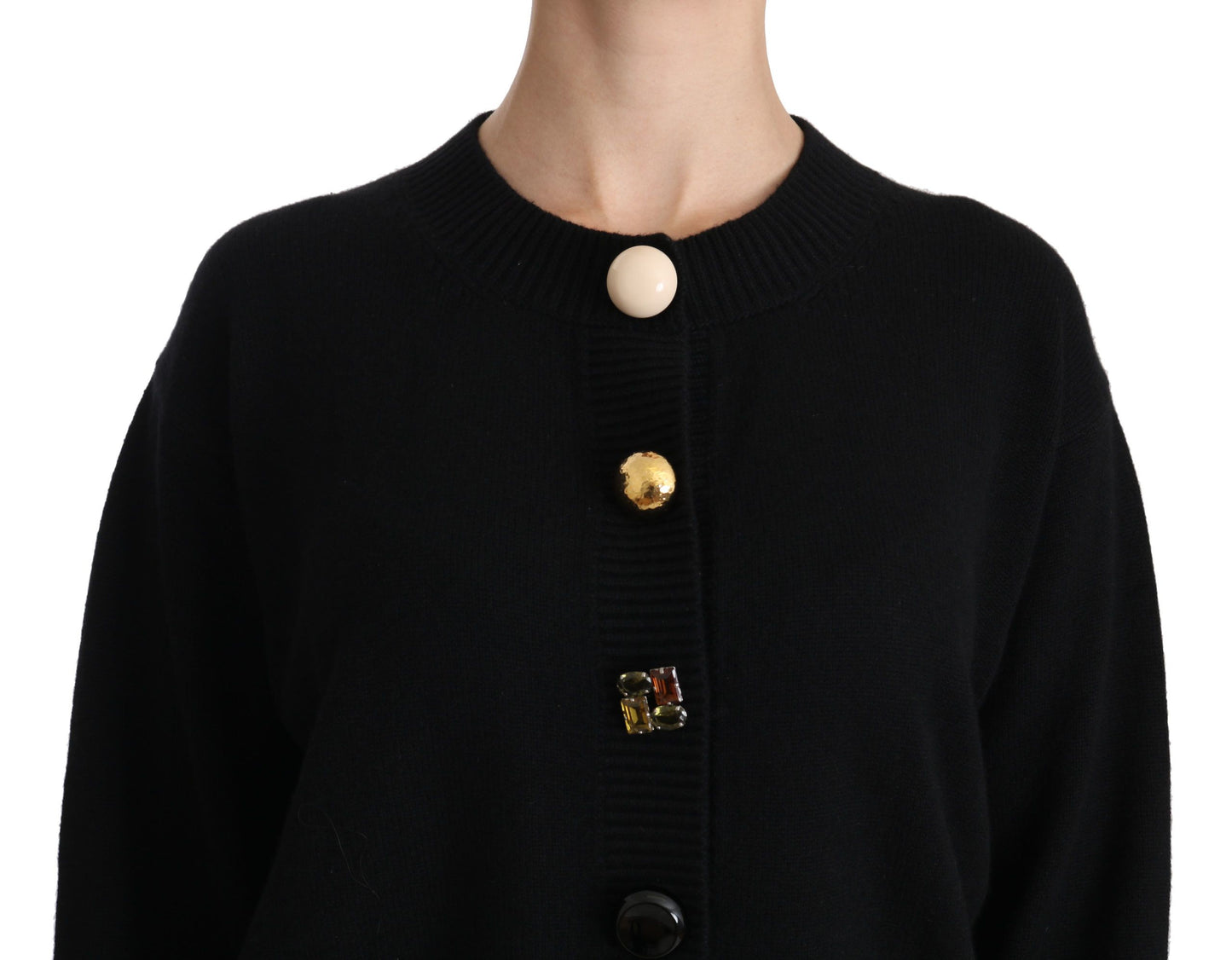 Pull cardigan noir orné de boutons