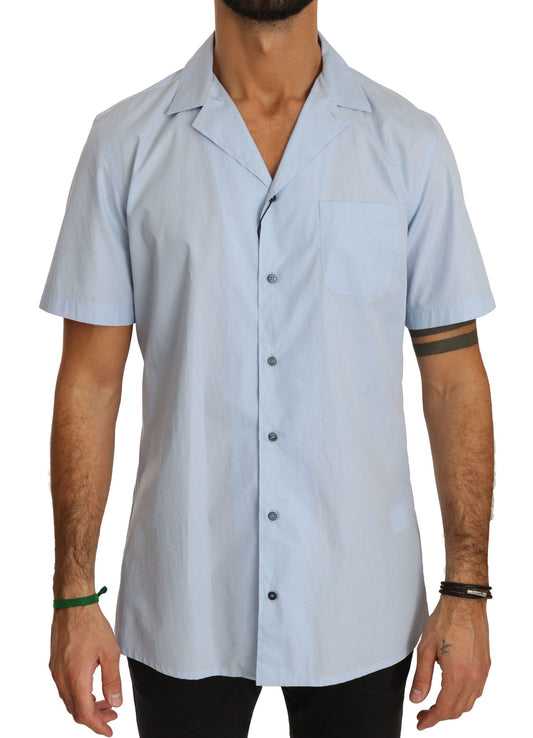 Camicia blu a maniche corte in cotone 100%.