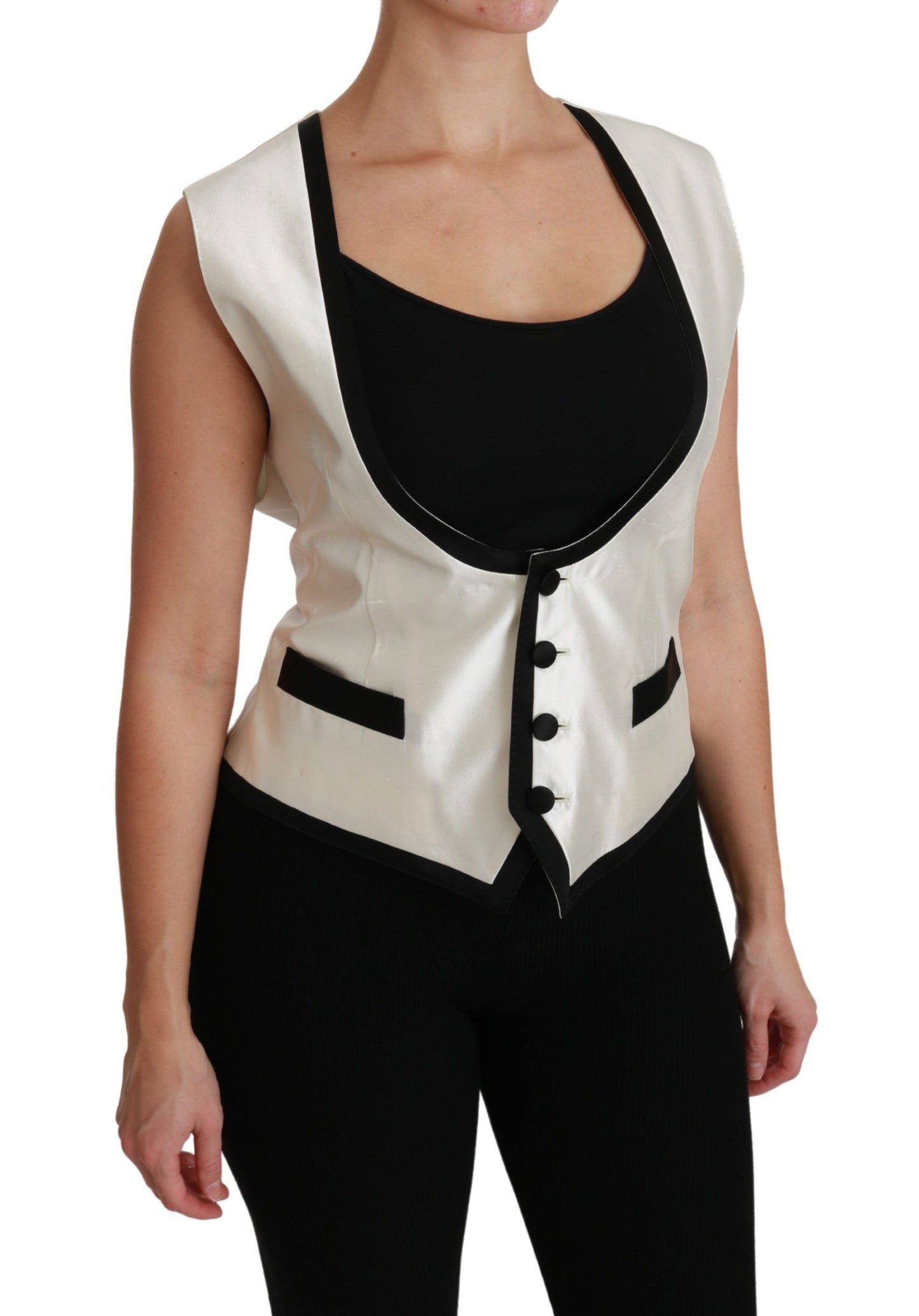 Top in seta con gilet bianco e gilet sottile