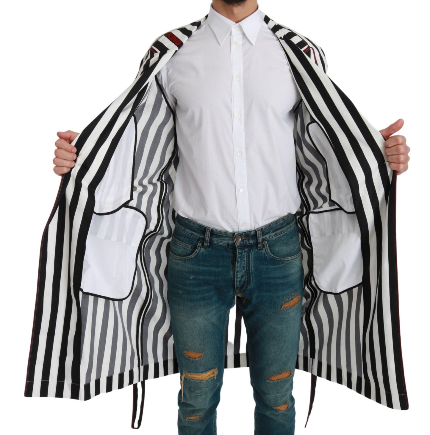 Cappotto nero, camicia da notte, vestaglia di cotone bianco