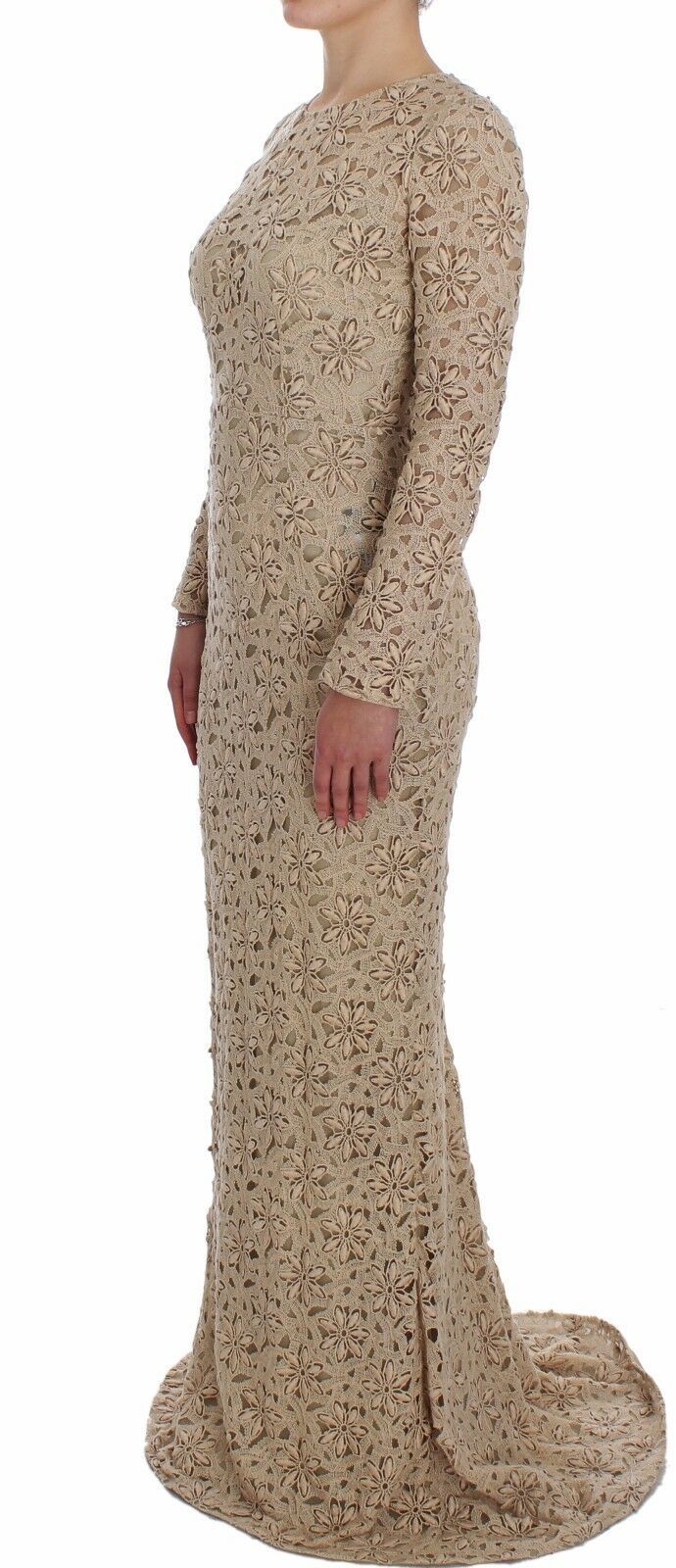 Robe longue fourreau beige en dentelle florale