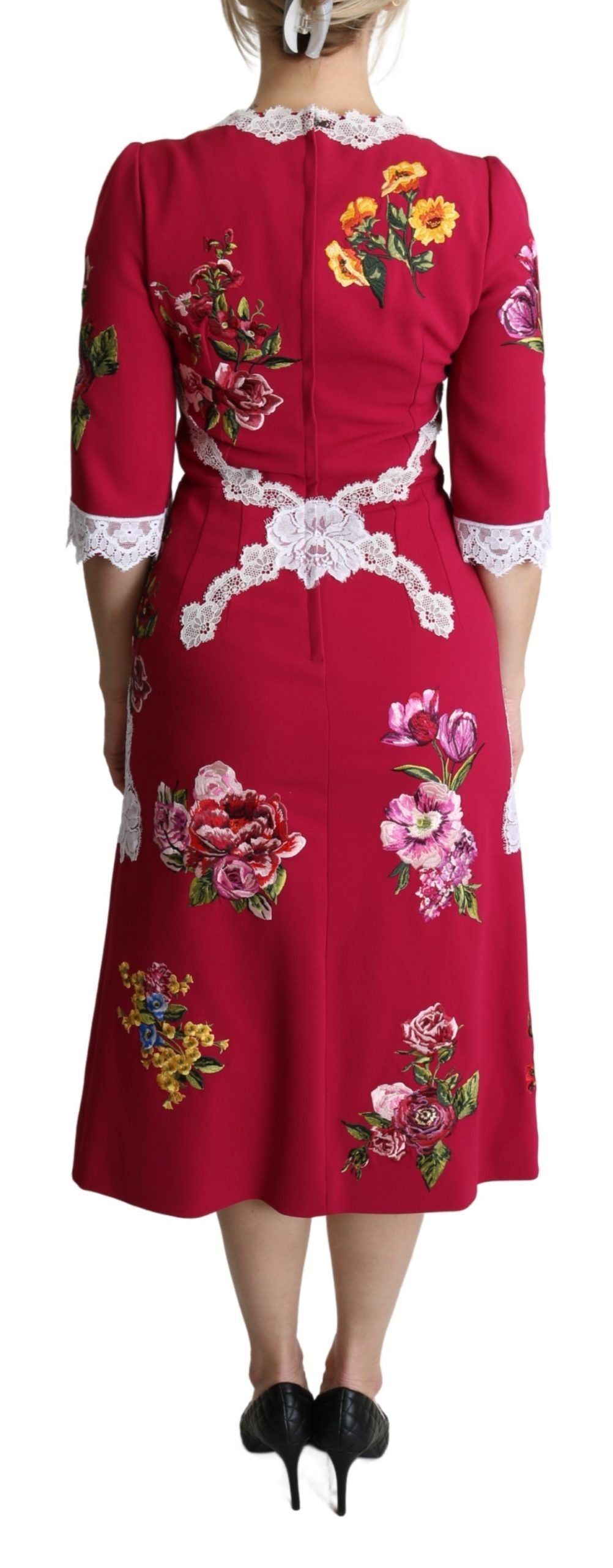 Rotes, mit Blumen besticktes Etui-Midikleid