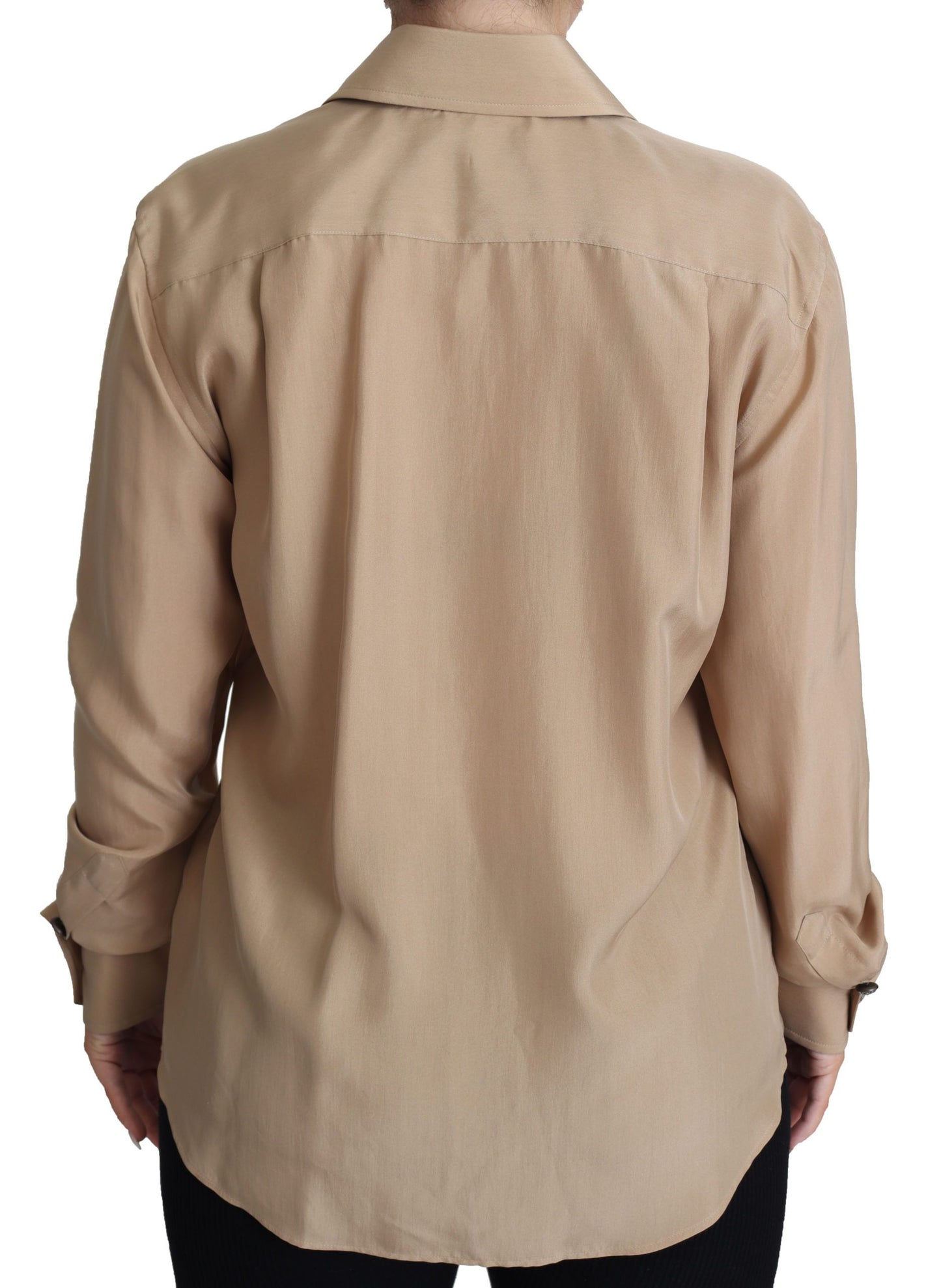 Camicia in seta beige con bottoni decorativi sulla parte superiore