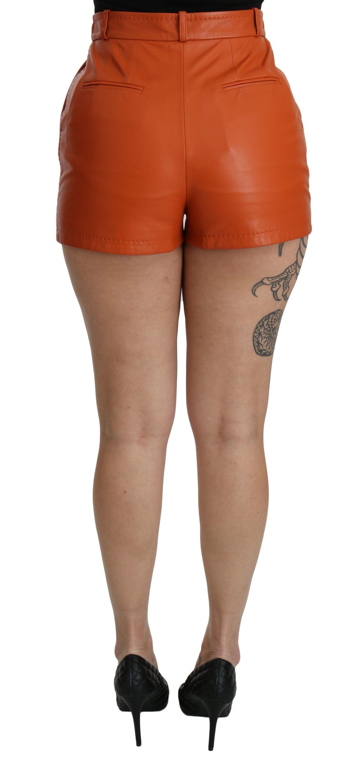 Orangefarbene Hotpants-Shorts aus Leder mit hoher Taille