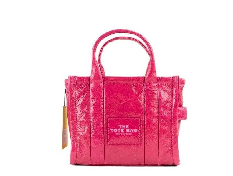 Die Shiny Crinkle Mini Tote Umhängetasche aus magentafarbenem Leder