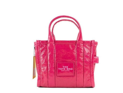 Die Shiny Crinkle Mini Tote Umhängetasche aus magentafarbenem Leder