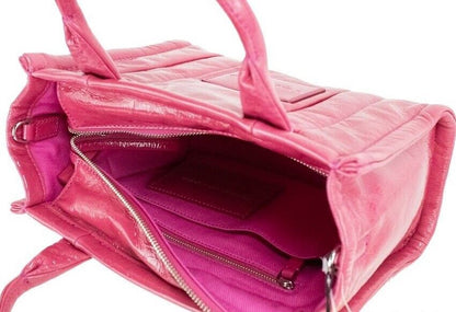 Die Shiny Crinkle Mini Tote Umhängetasche aus magentafarbenem Leder