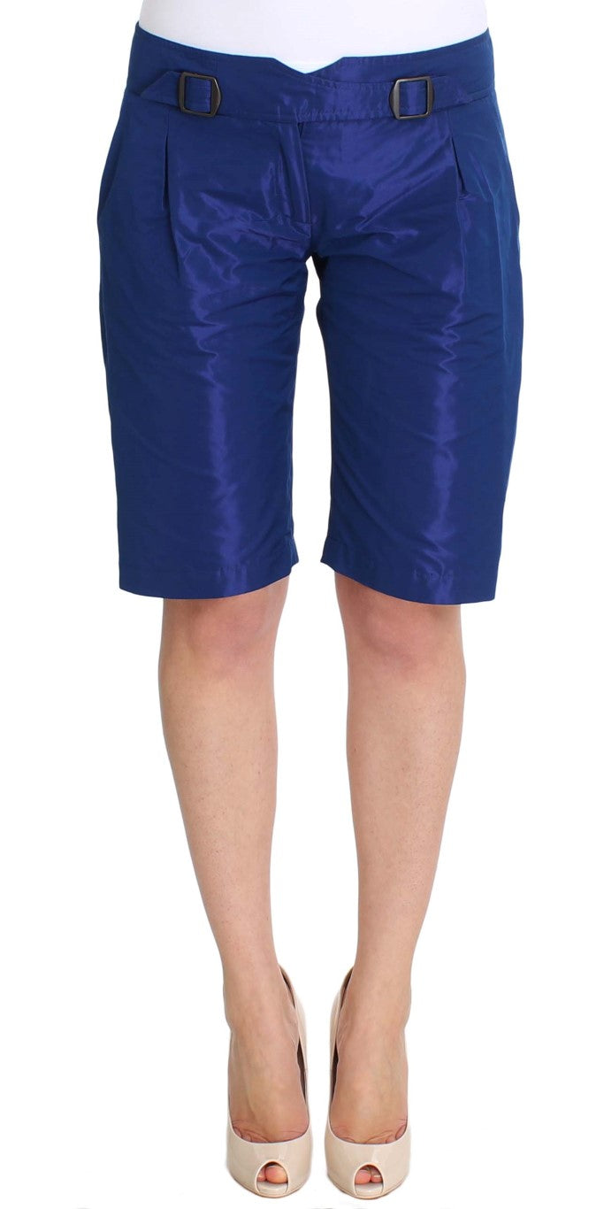 Blaue Bermudashorts über dem Knie