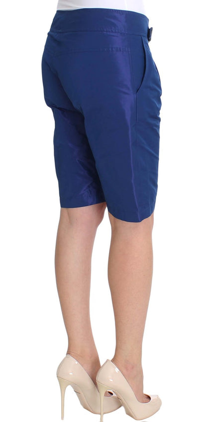 Blaue Bermudashorts über dem Knie