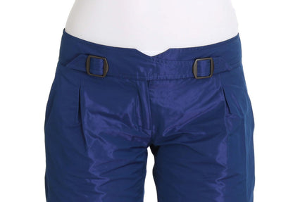 Blaue Bermudashorts über dem Knie