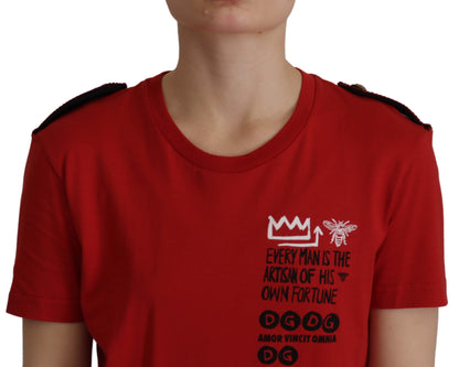 Rotes Amor Vincit Omnia T-Shirt mit Rundhalsausschnitt