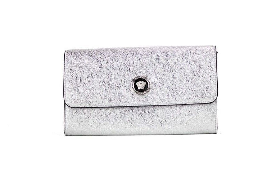 Kleine Umhängetasche mit Medusa-Clutch in Metallic-Silber aus Lammleder