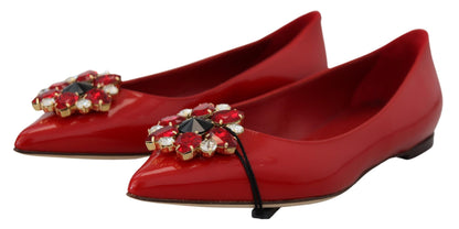 Mocassini in pelle rossa con cristalli. Scarpe basse