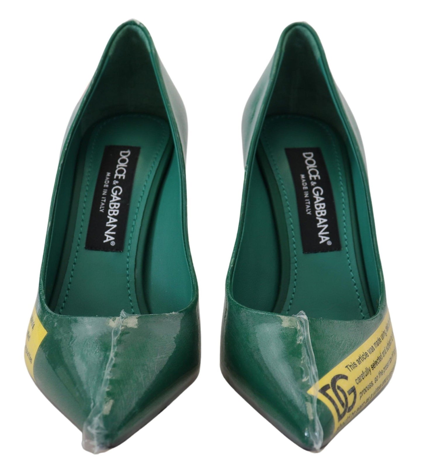 Scarpe con tacco in pelle verde e scarpe in plastica