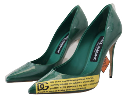 Scarpe con tacco in pelle verde e scarpe in plastica