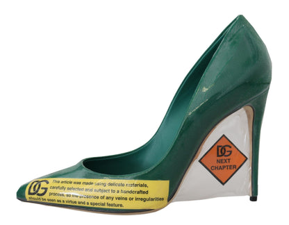 Scarpe con tacco in pelle verde e scarpe in plastica