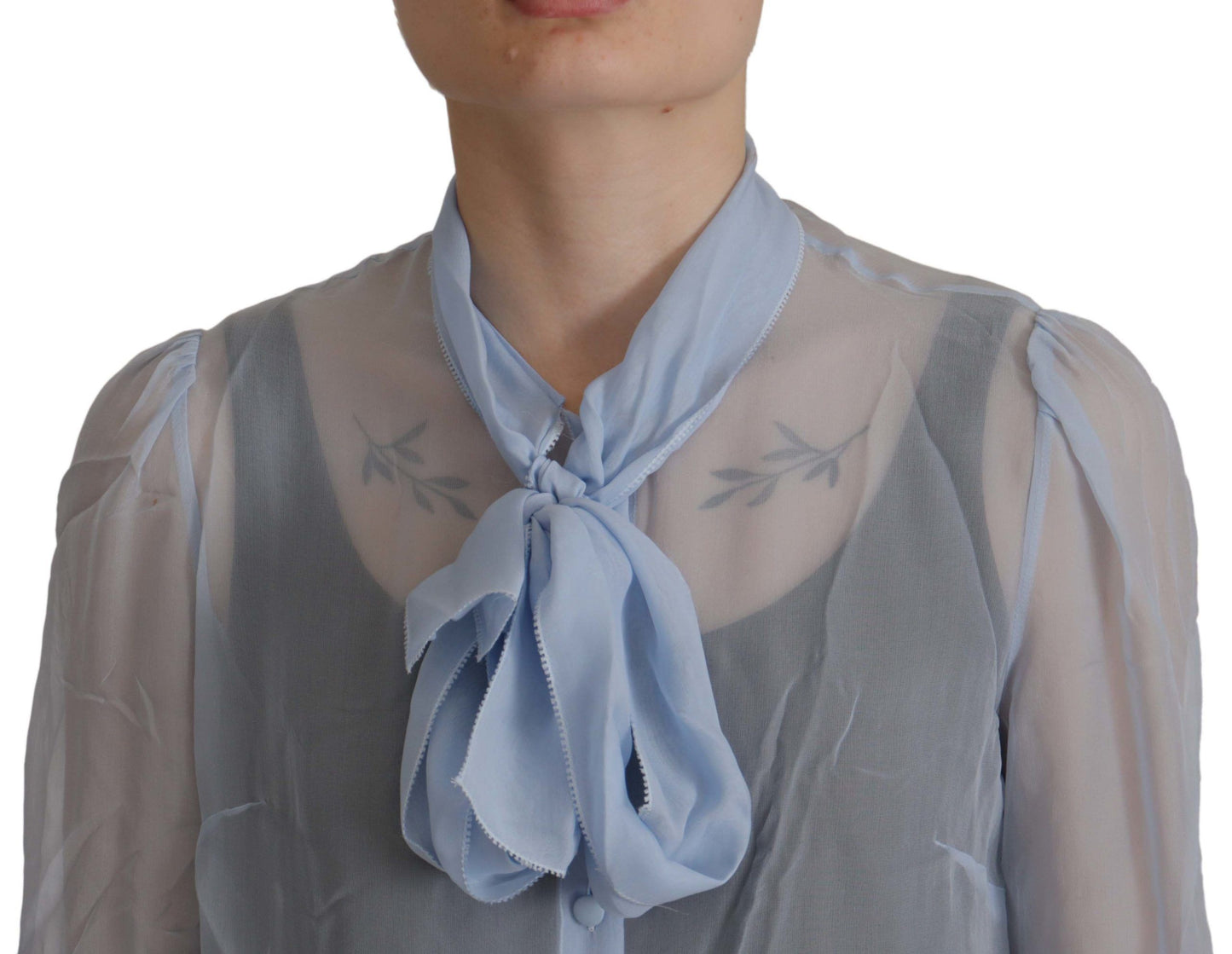 Top a maniche lunghe con colletto ascot in seta azzurra