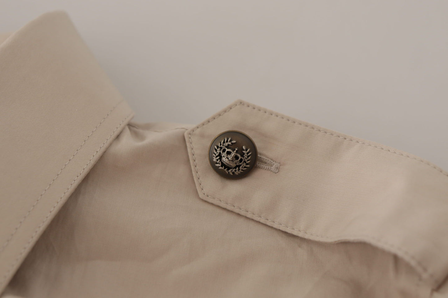 Camicia con colletto tascabile aderente in popeline beige