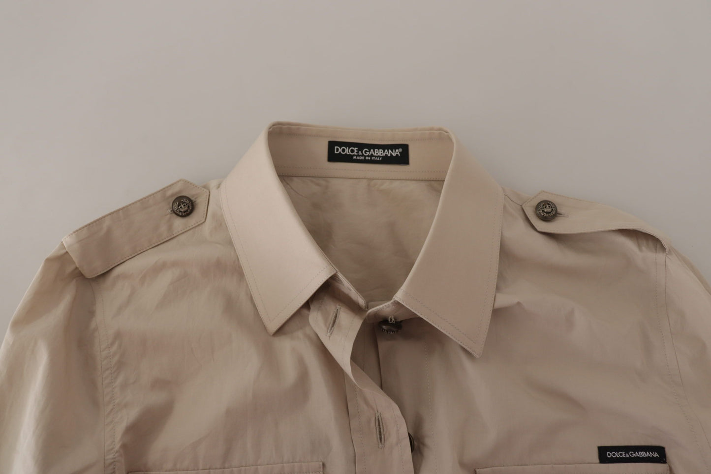 Camicia con colletto tascabile aderente in popeline beige