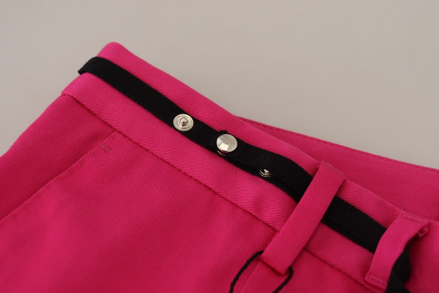 Pantaloni rosa con fibbia in vita con cerniera