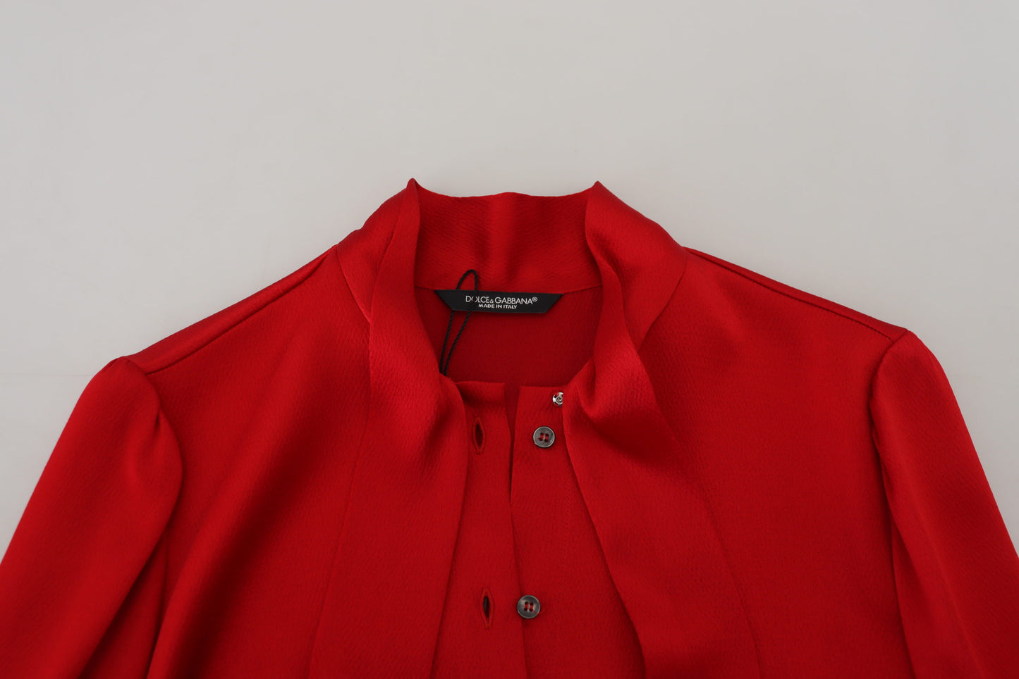 Elegante rote Bluse mit Ascot-Kragen