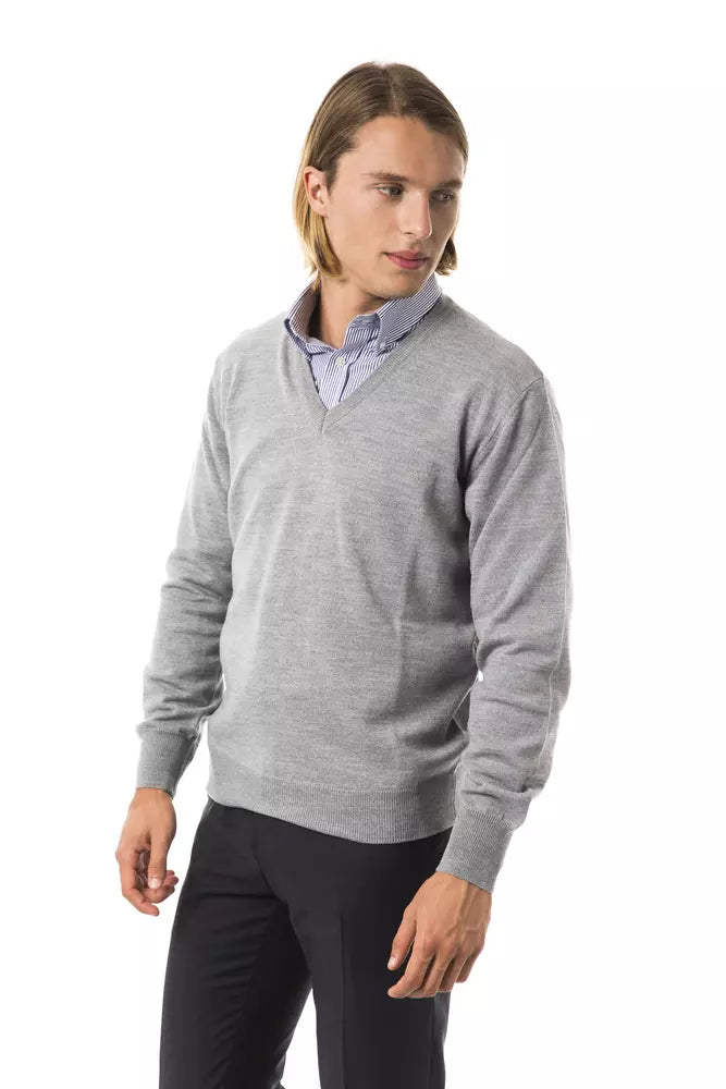 Grauer Wollpullover