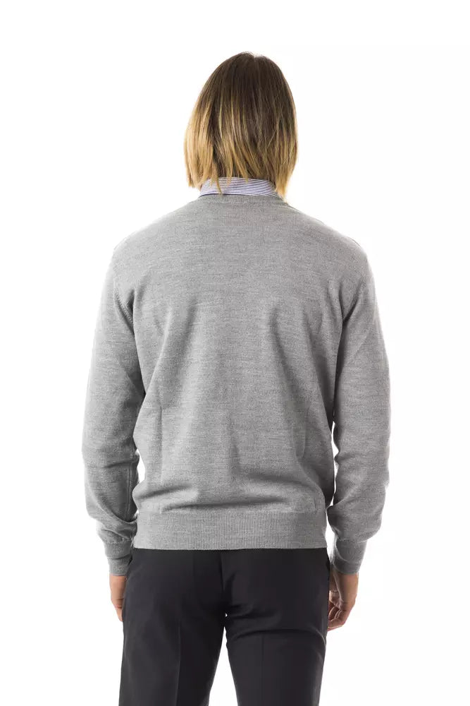 Grauer Wollpullover