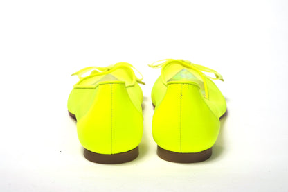 Fluro-Gelb-Schuh mit flacher spitzer Zehenpartie