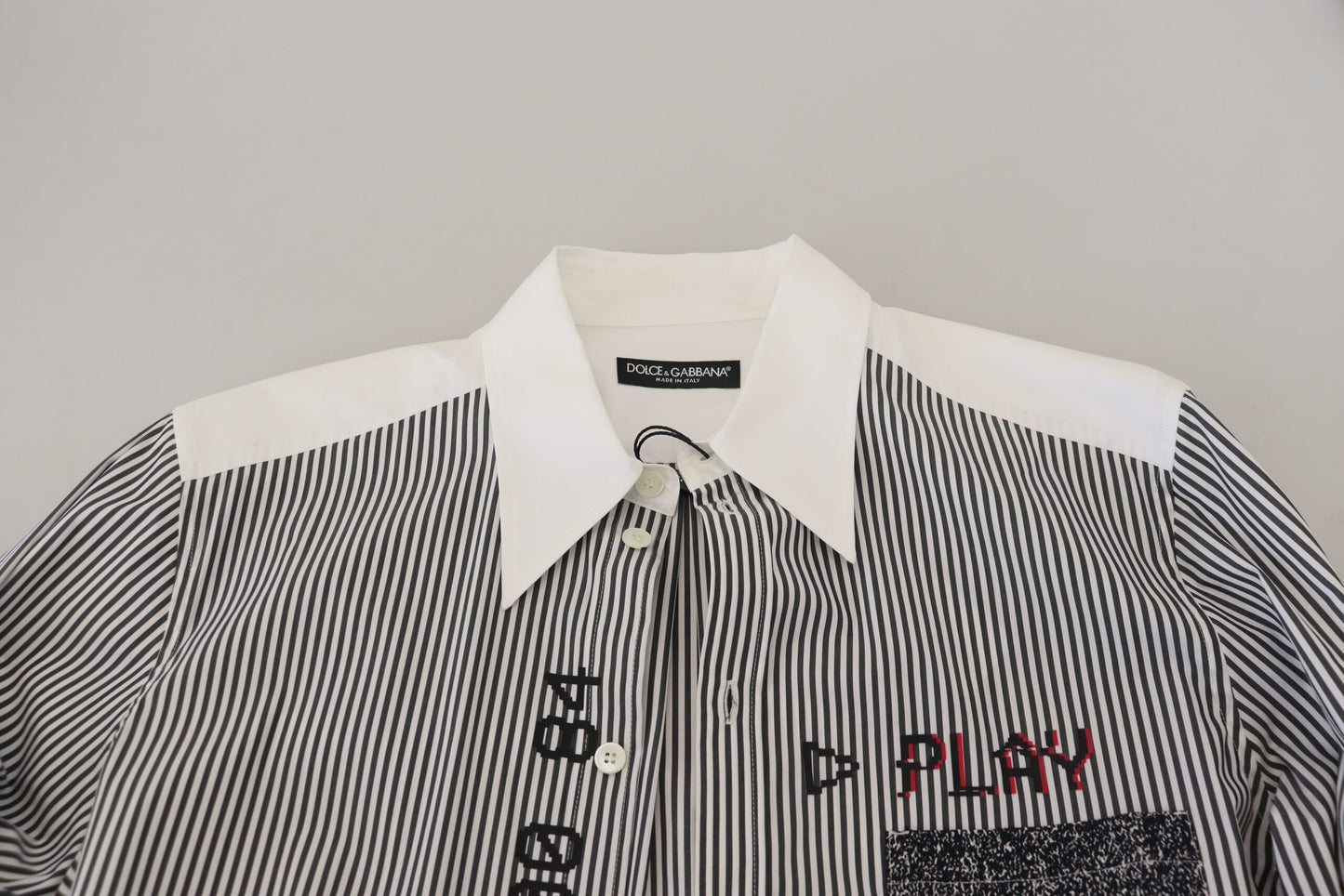 Klassisches schwarz-weiß gestreiftes Button-Down-Hemd