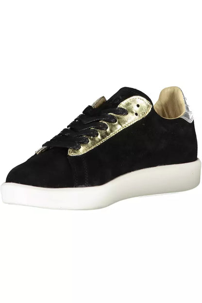 Edle schwarze Leder-Sneaker mit kontrastierenden Details