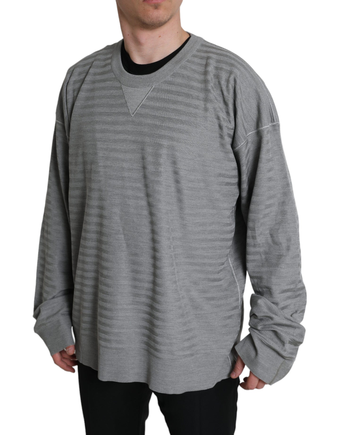 Eleganter grau gestreifter Seidenpullover mit Rundhalsausschnitt