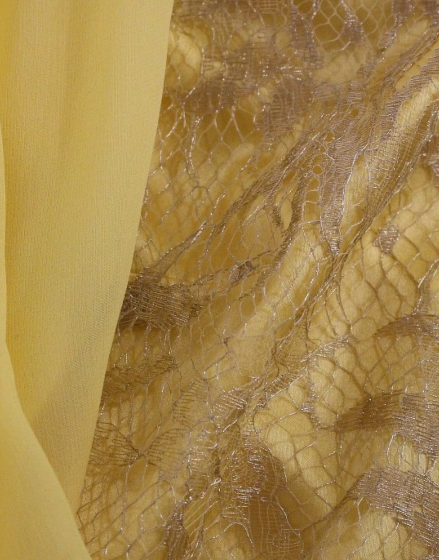 Mini-robe en dentelle jaune avec cristaux