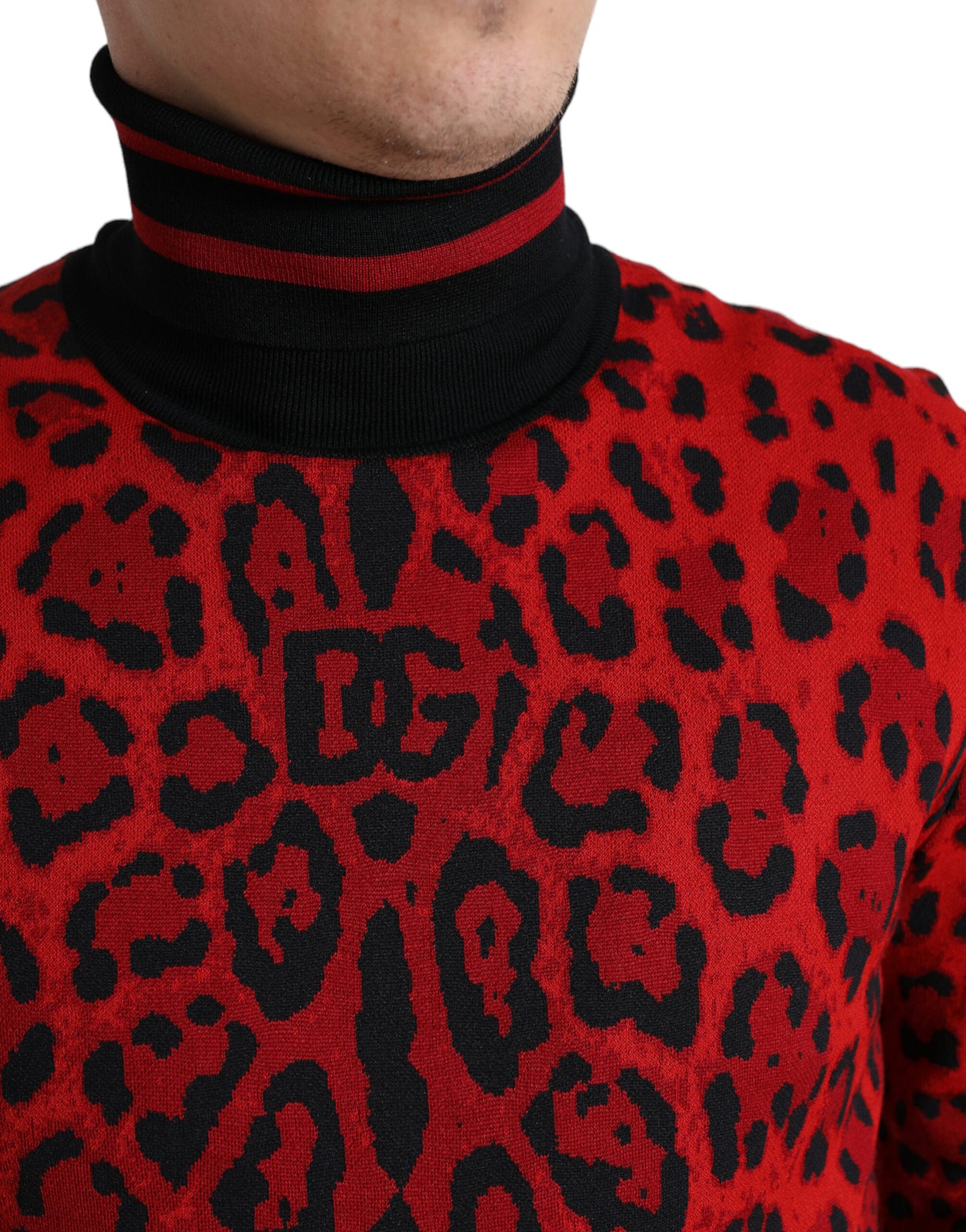 Maglione pullover dolcevita con stampa leopardata rossa