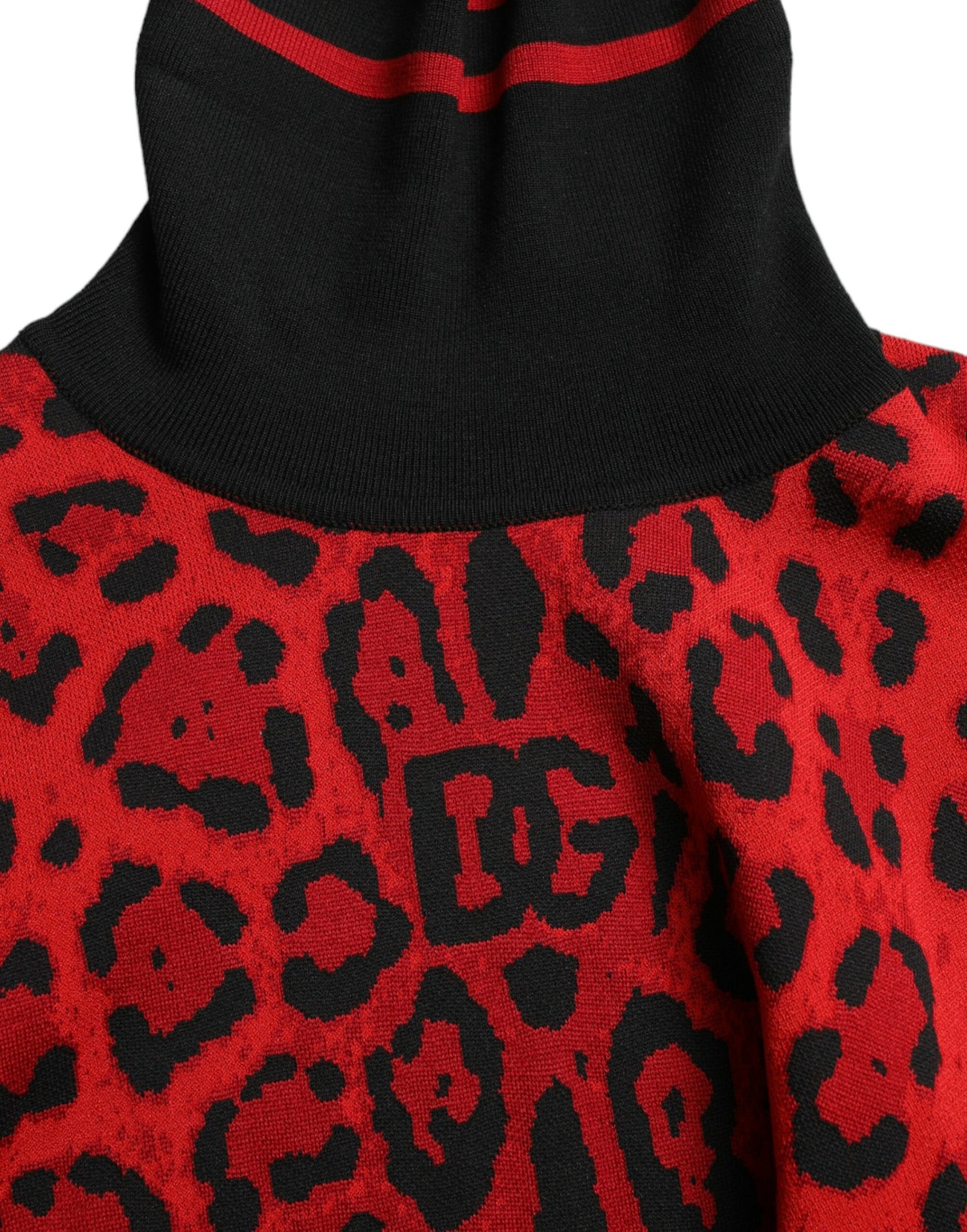 Maglione pullover dolcevita con stampa leopardata rossa