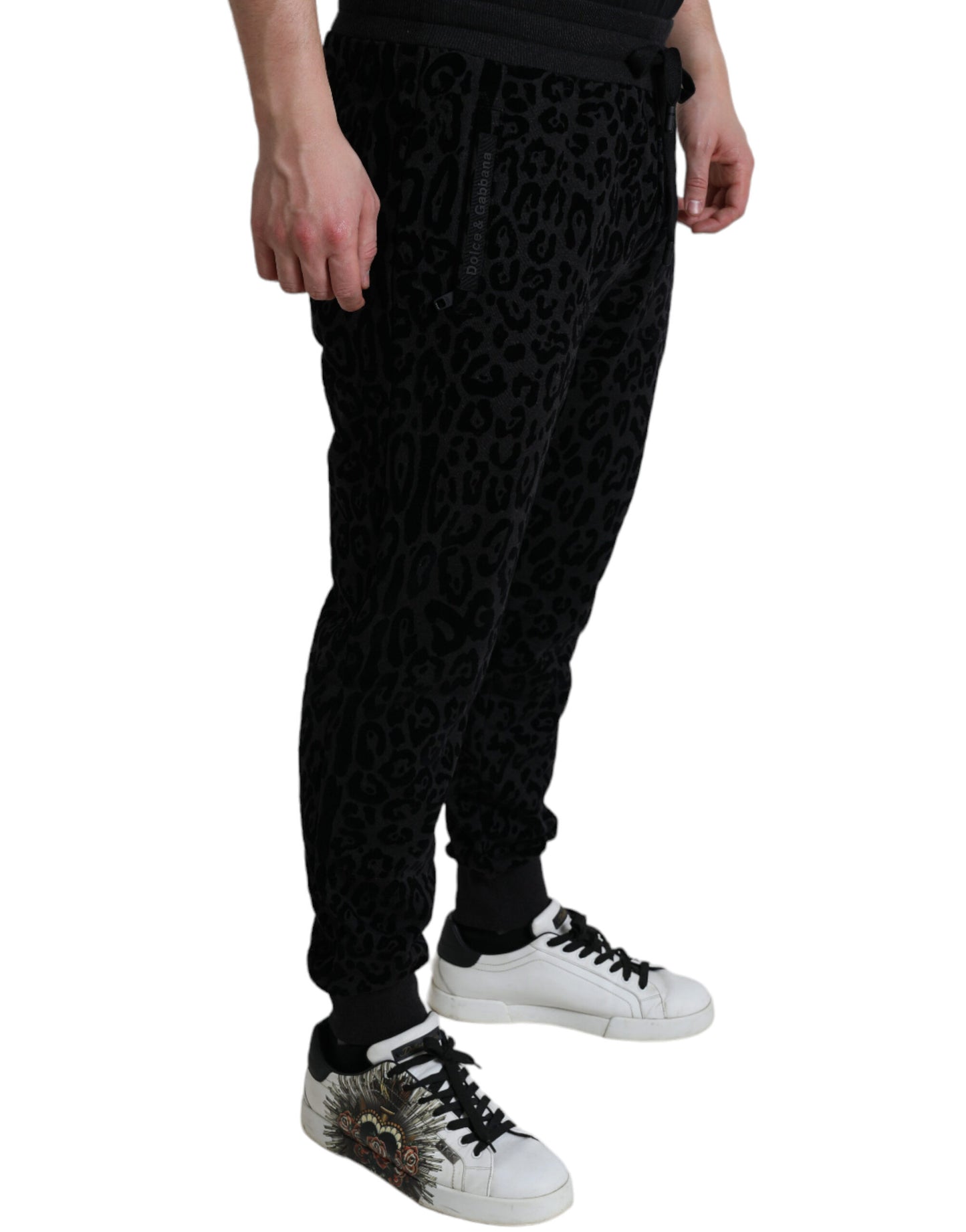 Pantaloni jogger slim fit in cotone leopardato nero