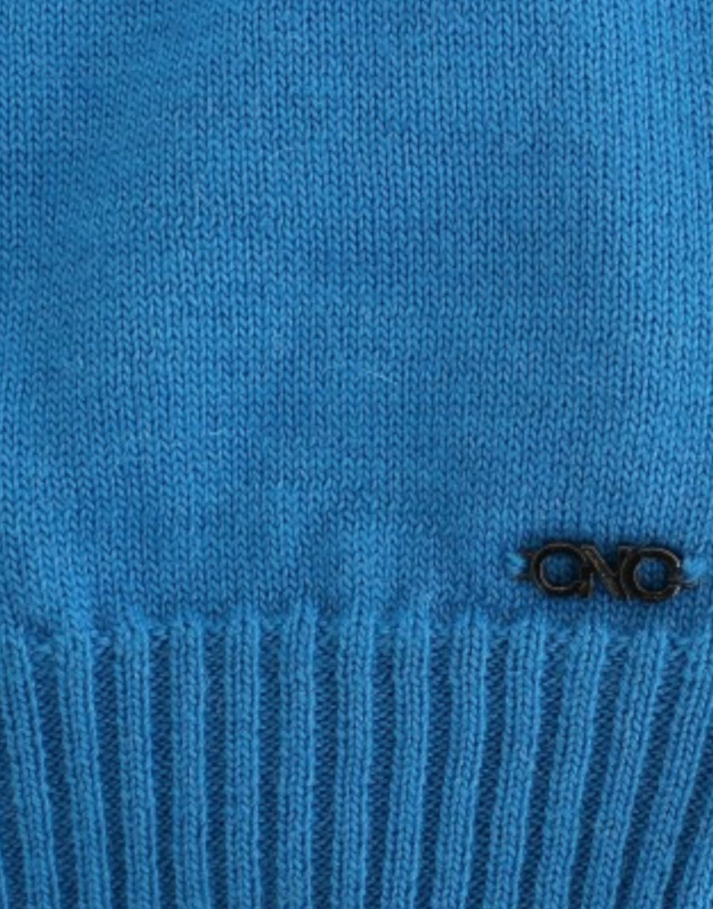 Pull bleu à encolure dégagée