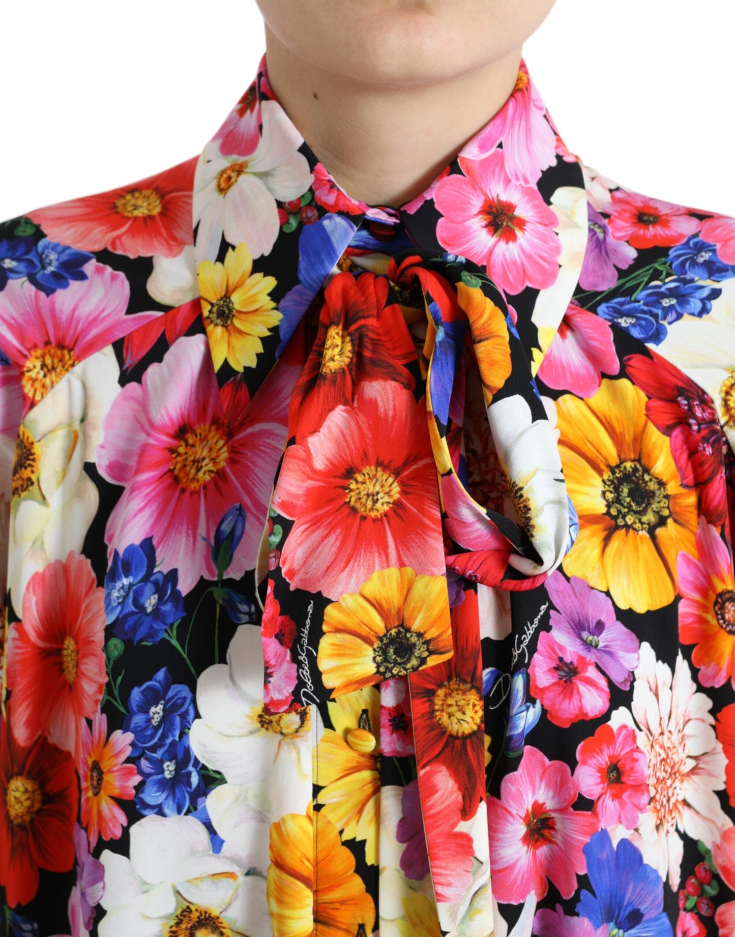 Seidenbluse mit Blumenmuster und Bindeverschluss vorne