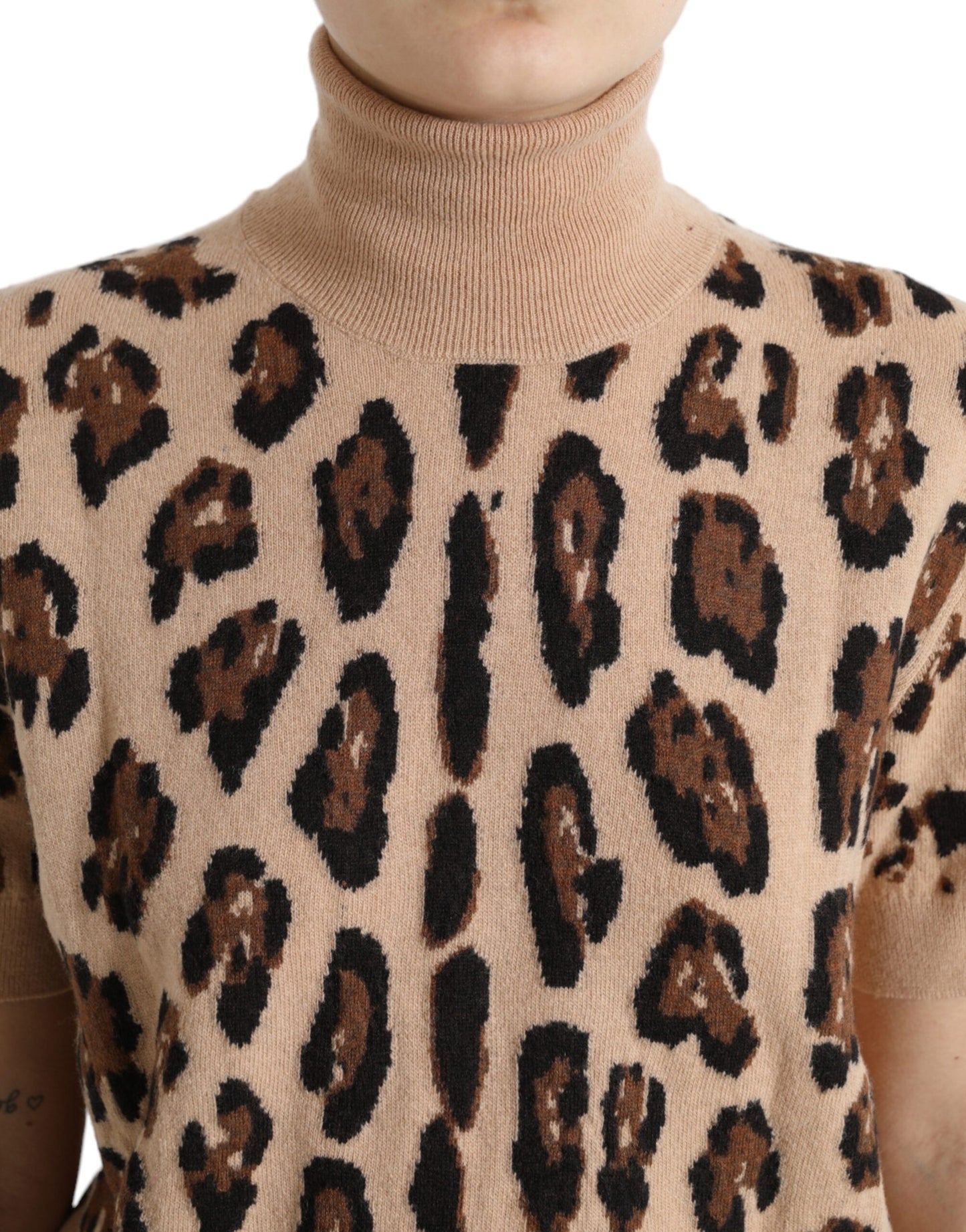 Top dolcevita in lana con stampa leopardata beige