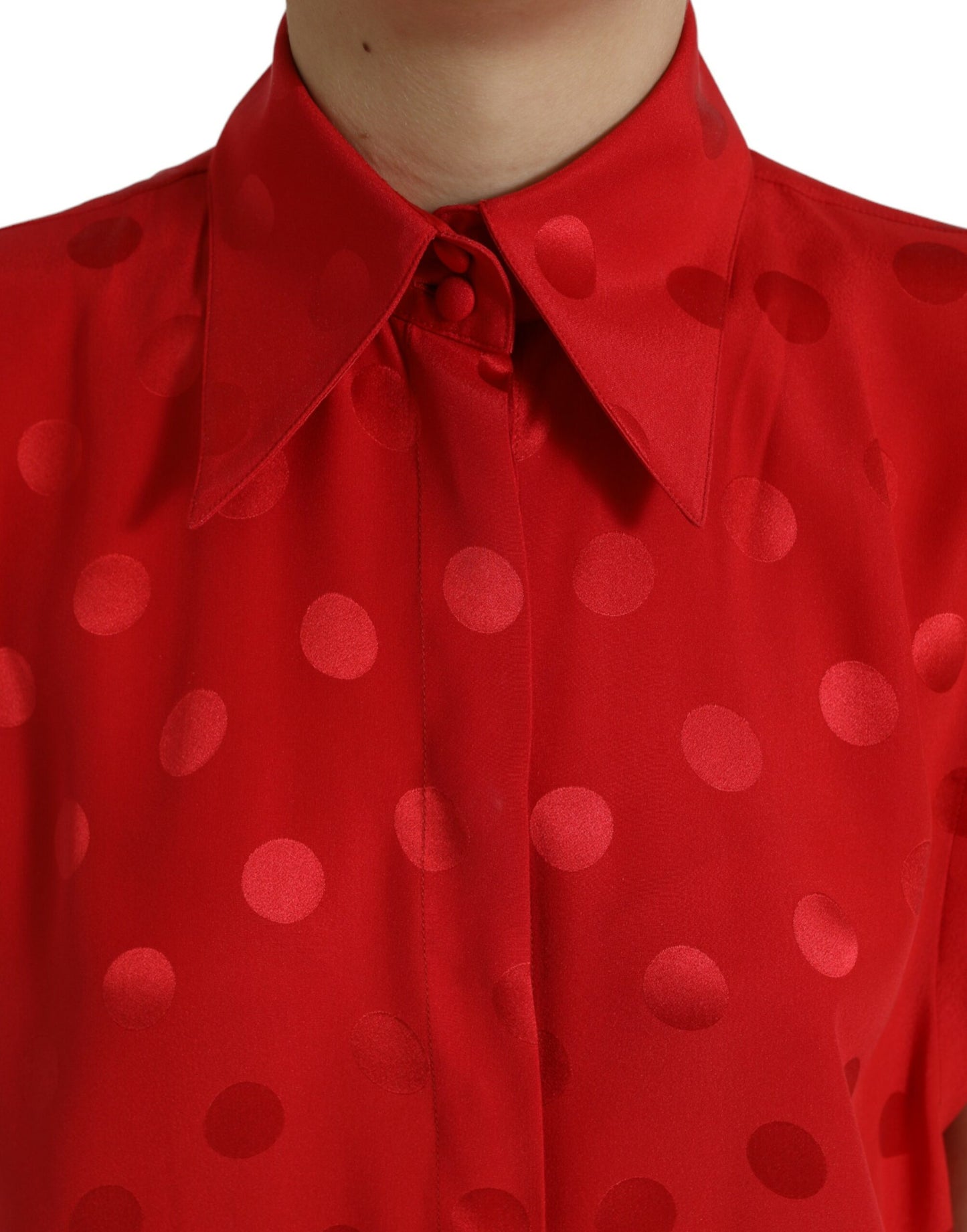 Elegante ärmellose Seidenbluse mit Polka Dots