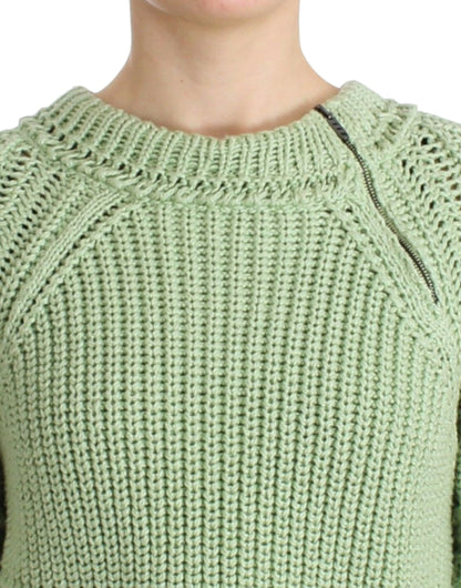 Grüner, kurz geschnittener Strickpullover. Strickpullover