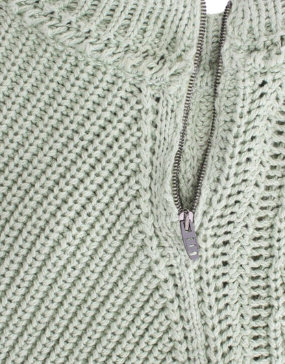 Grüner, kurz geschnittener Strickpullover. Strickpullover