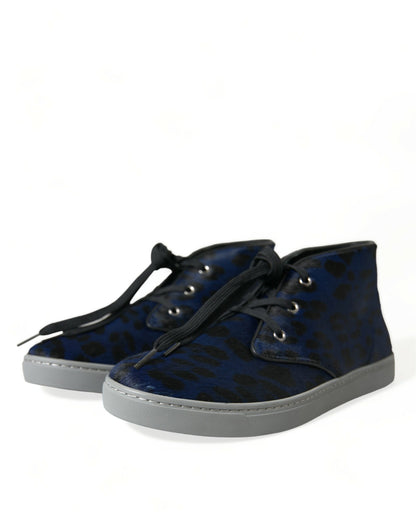 Schicke blaue Mid-Top-Sneaker mit Leopardenmuster