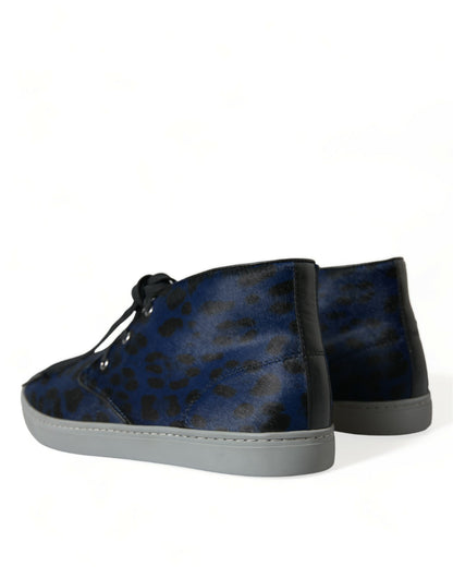 Schicke blaue Mid-Top-Sneaker mit Leopardenmuster