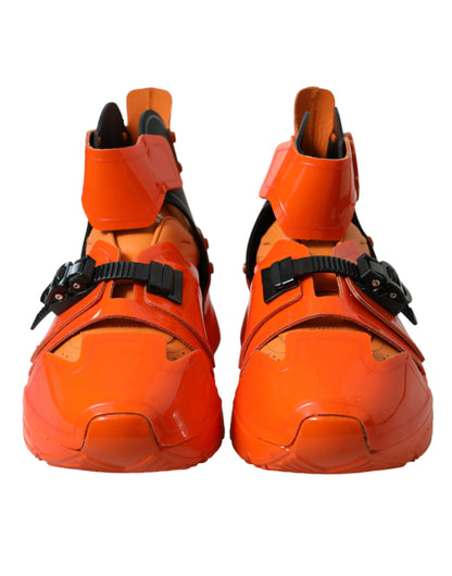 Orangefarbener, luftiger High-Top-Sneaker mit Charme