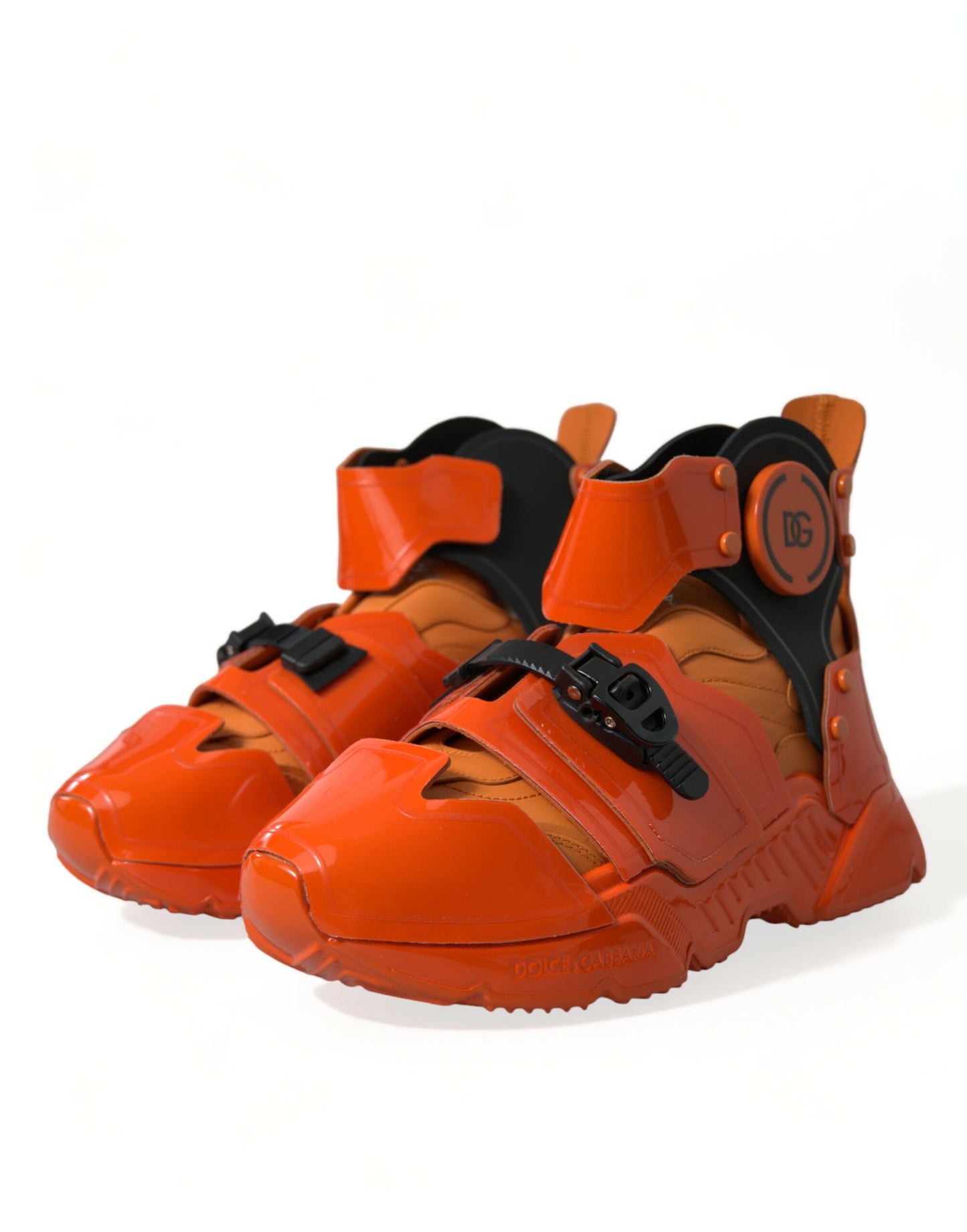 Orangefarbener, luftiger High-Top-Sneaker mit Charme