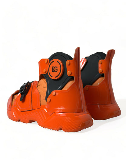 Orangefarbener, luftiger High-Top-Sneaker mit Charme