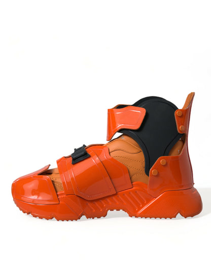 Orangefarbener, luftiger High-Top-Sneaker mit Charme