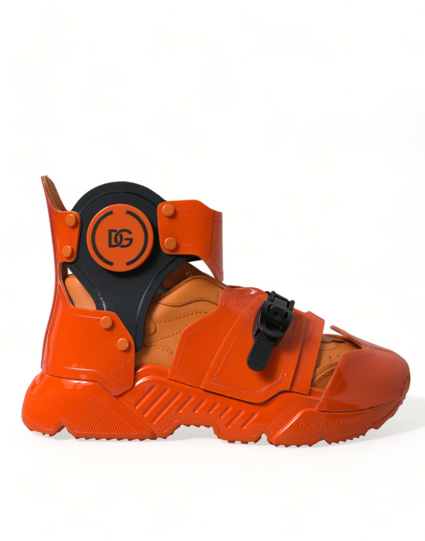 Orangefarbener, luftiger High-Top-Sneaker mit Charme