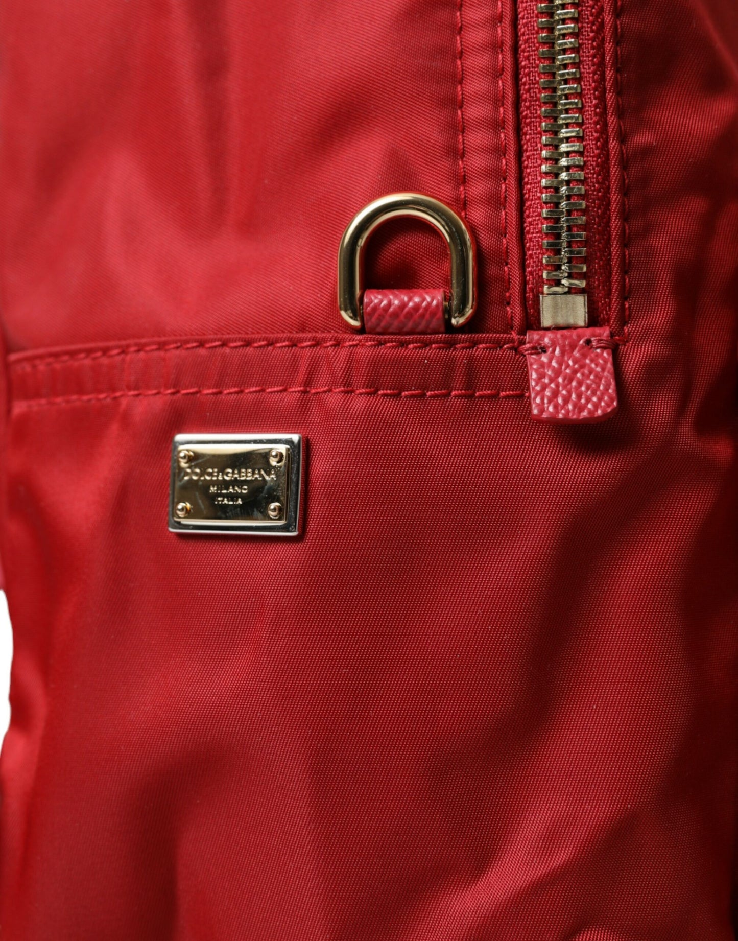 Verzierter roter Rucksack mit goldenen Details