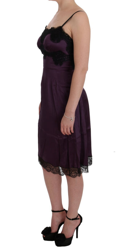 Robe en dentelle noire extensible en soie violette